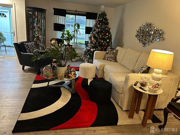 5th image of 275 Convent Rd