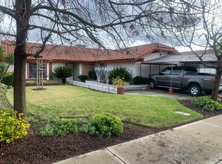 8562 S De La Cruz St, Parlier, CA 93648