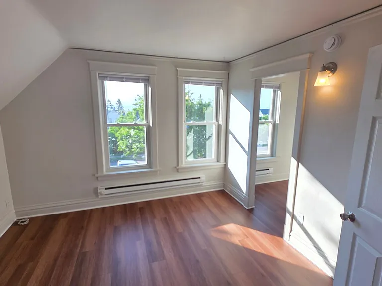 617 E 8th St — Photo 15