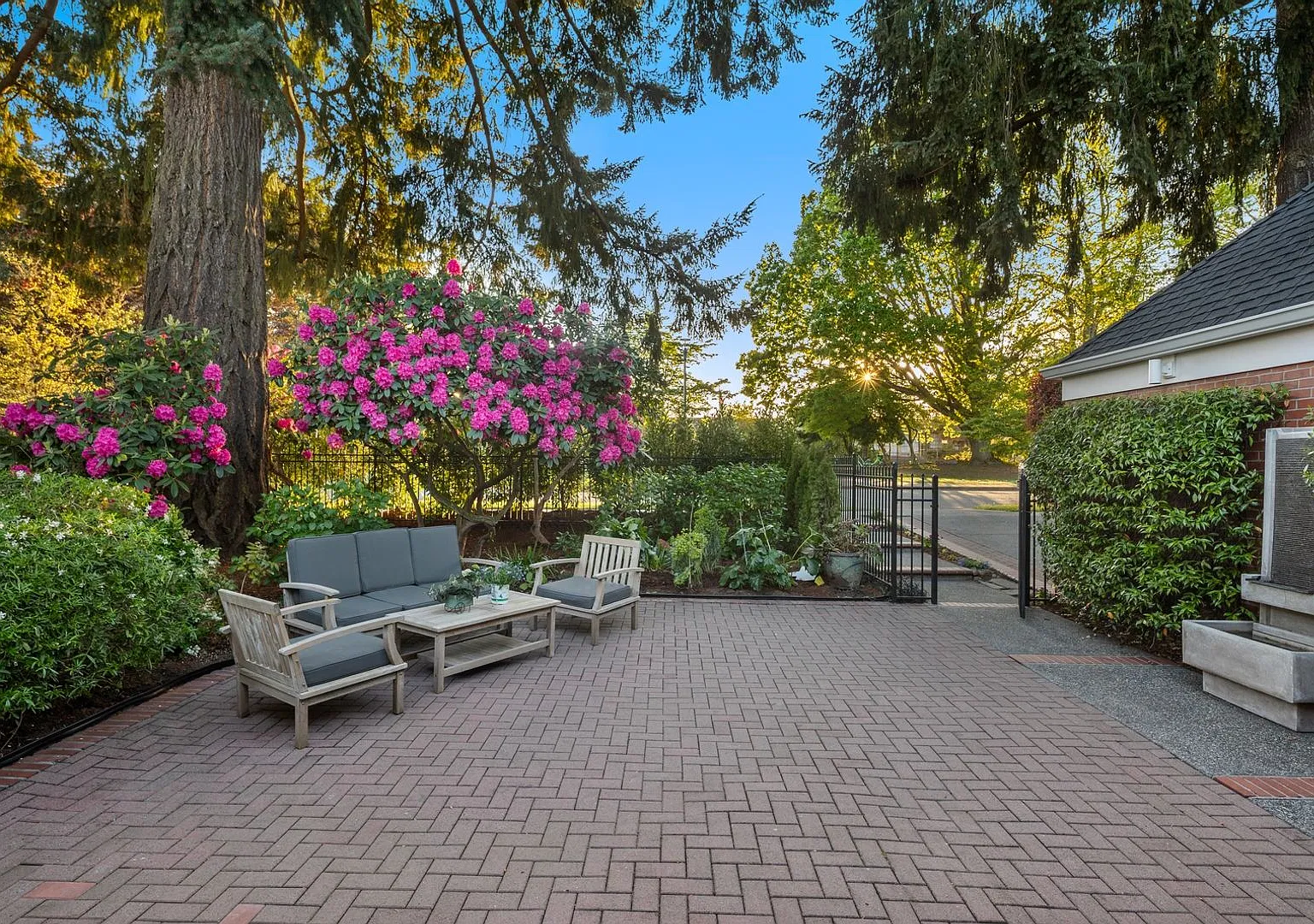Luxury 4 BD / 3.5 BA House in View Ridge! — Photo 3