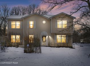 127 Simmons Pl, Bushkill, PA 18324