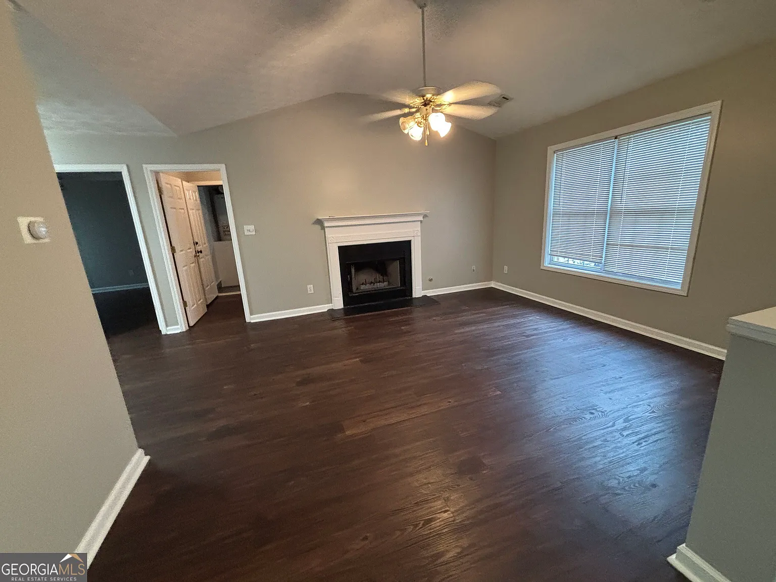 3 bed, 2.0 bath, 1303 sqft, $2,000 — Photo 4