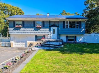 3 Denise Ct, Selden, NY 11784