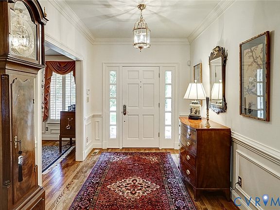 4th image of 7 E Square Ln