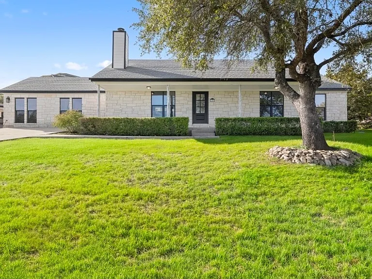 700 Newport Dr — Photo 2
