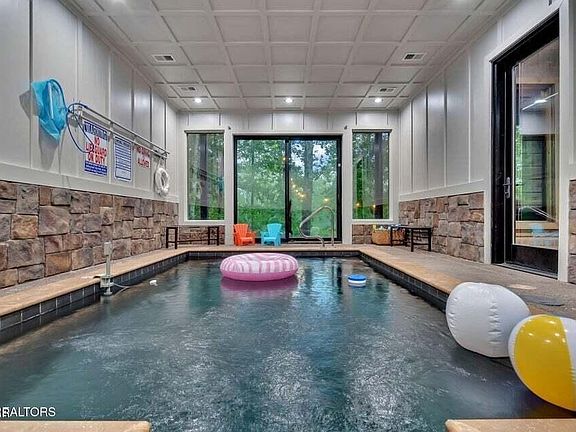 3rd image of 2111 Double Oaks Way