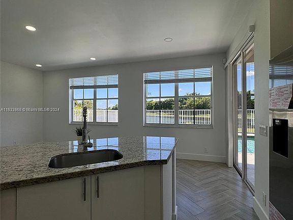 5th image of 844 Savannah Dr