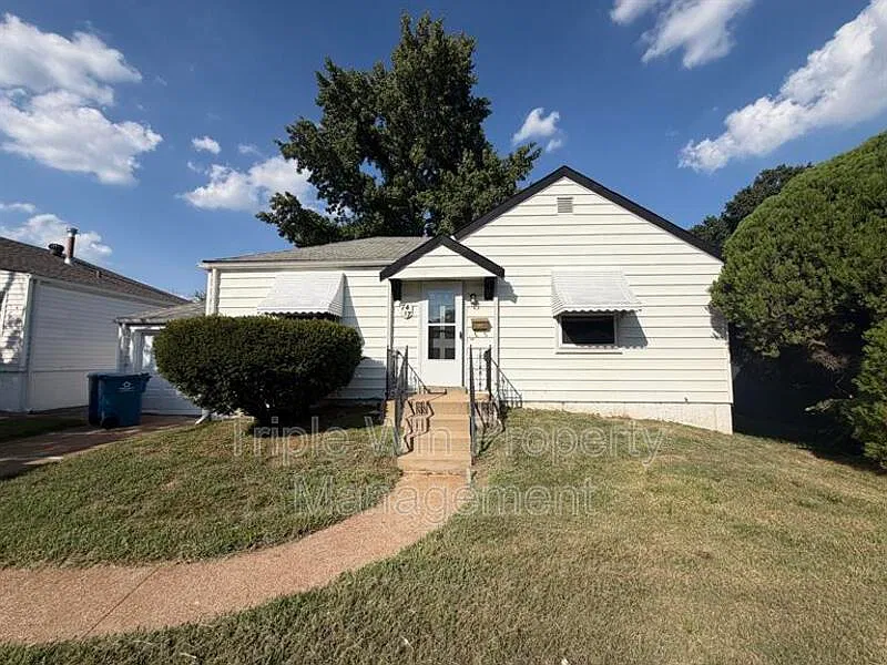 2 bed, 1.0 bath, 792 sqft, $1,250 — Photo 2