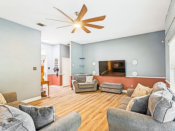 5th image of 106 King Arthur Ct