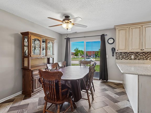 5th image of 1047 NW Prairie Ridge Dr
