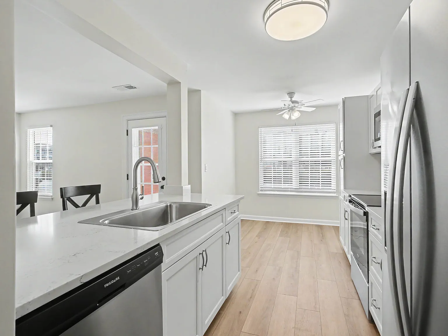 2 bed, 1010 sqft, $2,100 — Photo 4