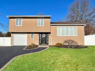 34 Mount Rainier Ave, Farmingville, NY 11738