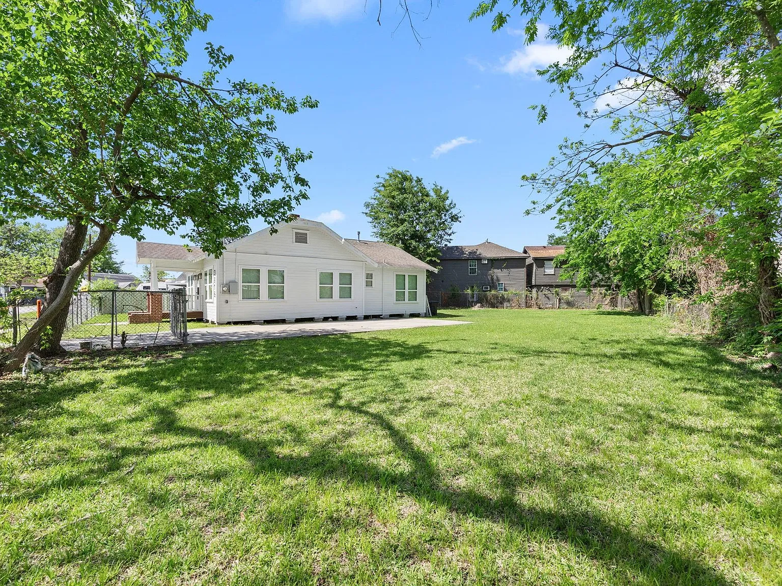 3 bed, 2.0 bath, 1316 sqft, $2,500 — Photo 3