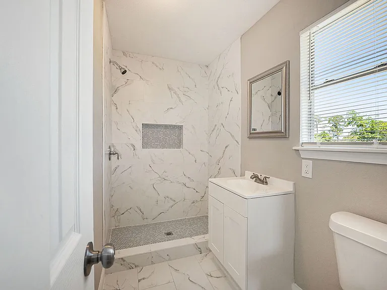 517 Center St — Photo 6