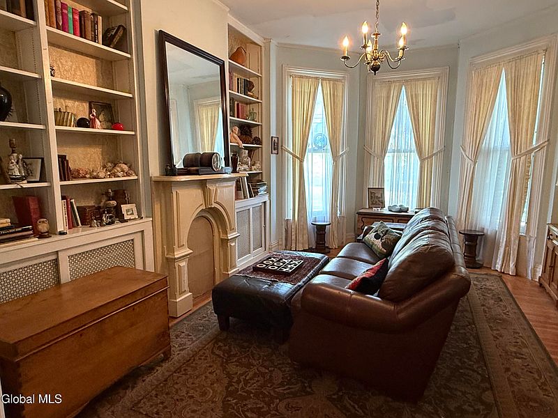 3rd image of 822 Union Street