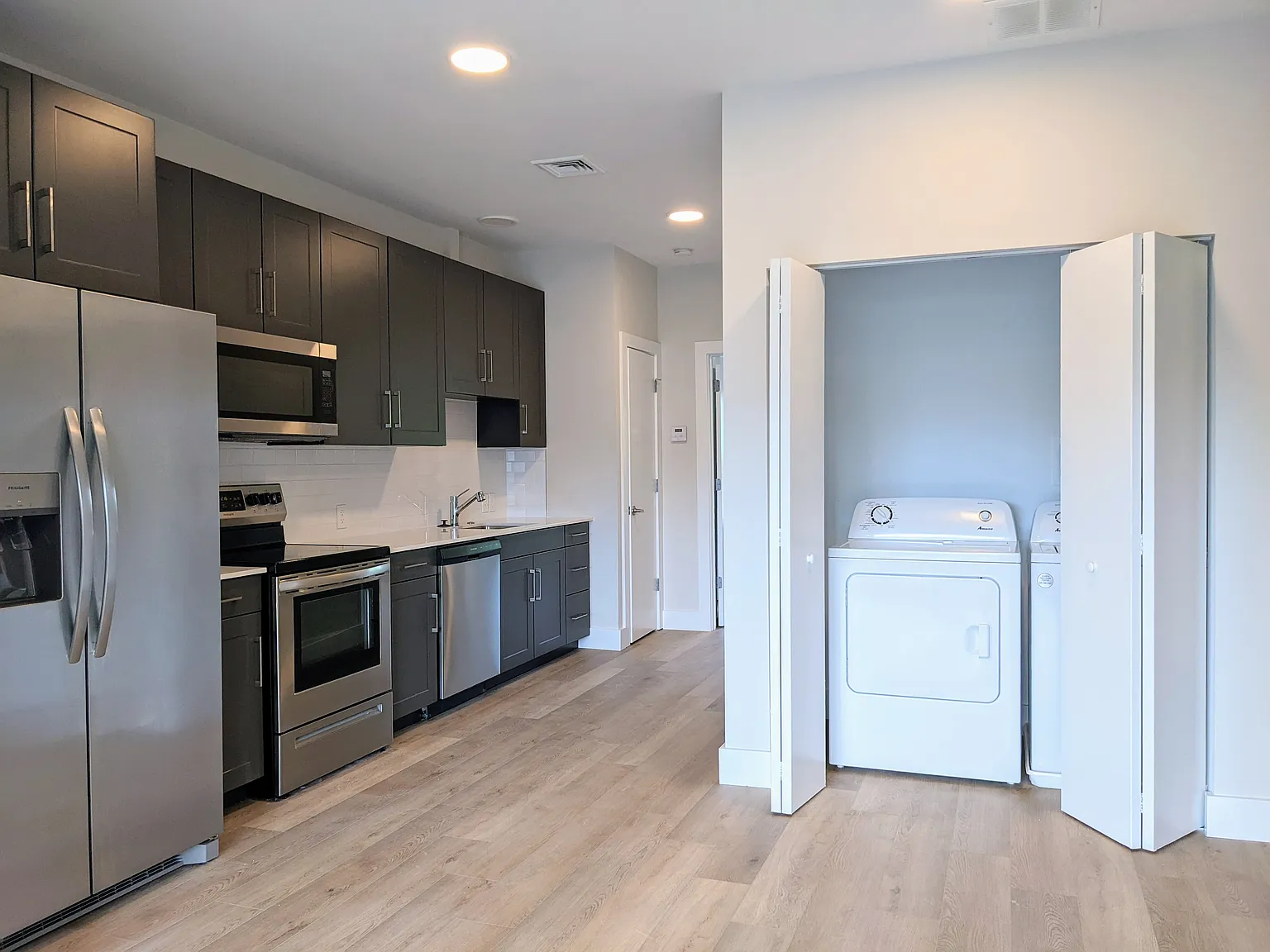 1 bed, 1092 sqft, $1,898 — Photo 2