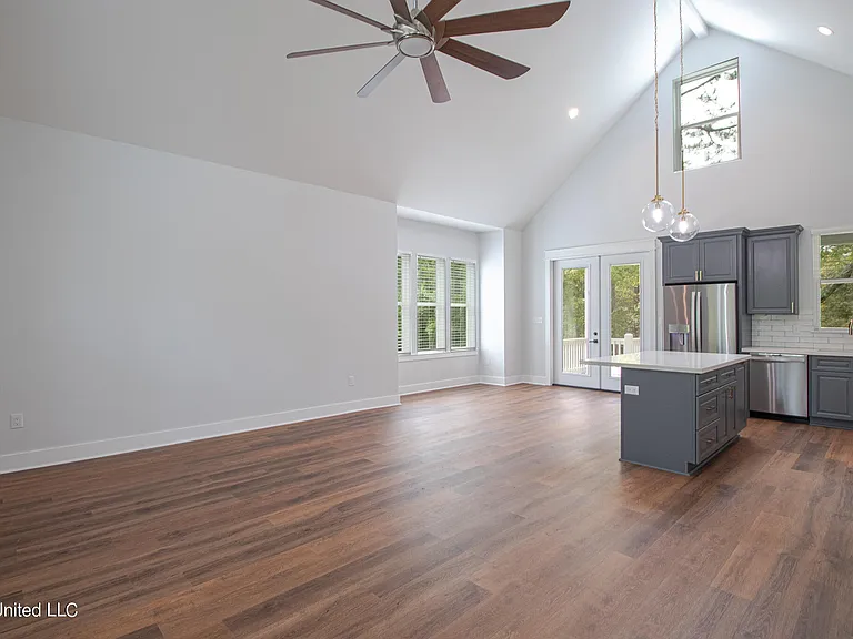 105 Eleanor Ave — Photo 3
