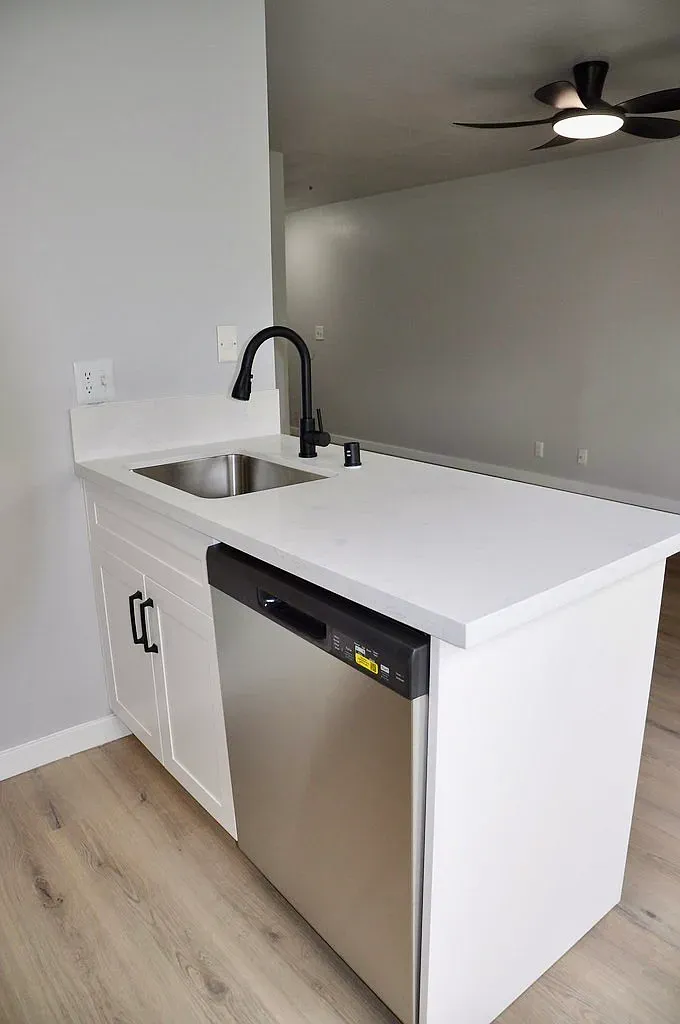 Salt & Vine Oceanside Apartments — Photo 4