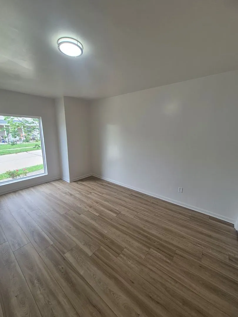 143 Kenton St, Elsmere, KY Spacious 3-Bedroom, 2-Bath Home — Photo 3