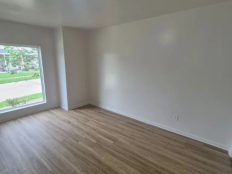143 Kenton St — Photo 3
