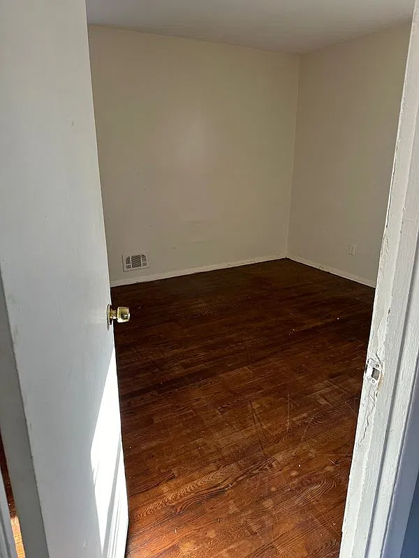 3 bed, 1.0 bath, 1200 sqft, $2,700 — Photo 4