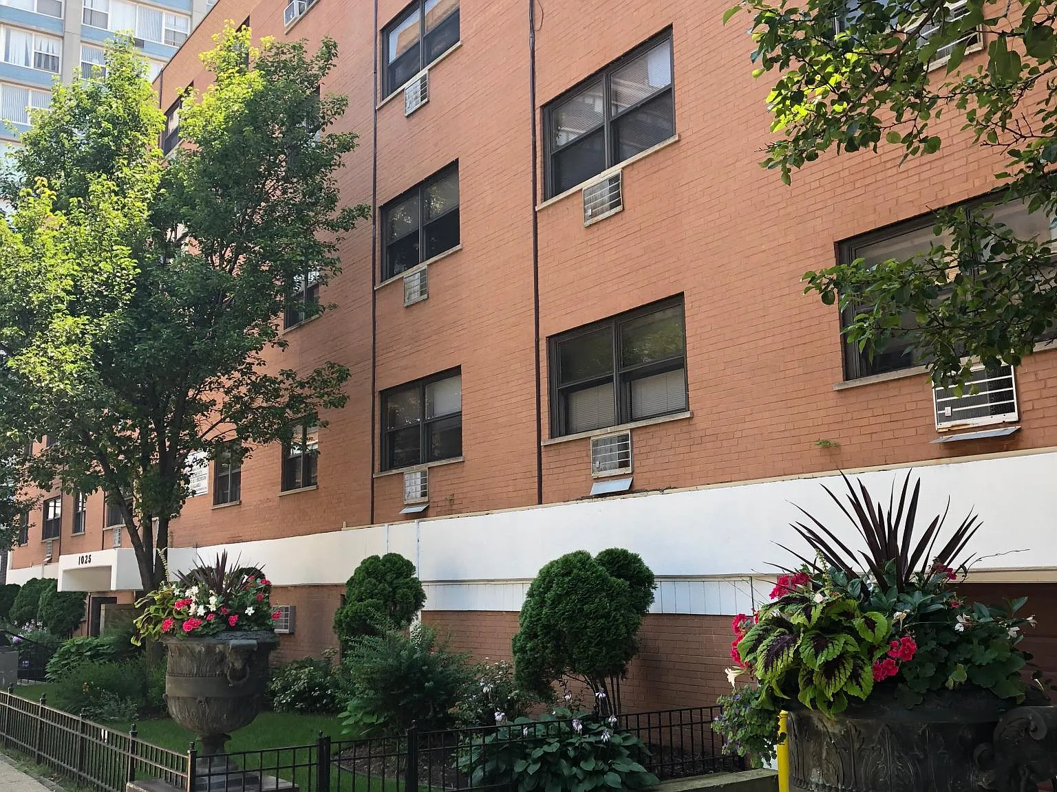 1025 W Hollywood Ave — Photo 1