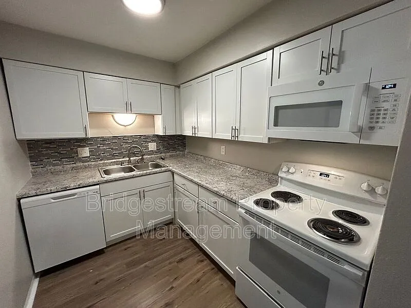 2 bed, 1.0 bath, 625 sqft, $895 — Photo 2