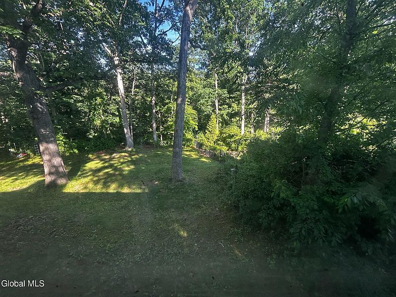4th image of 30 Hemlock Drive
