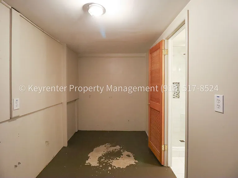 953 E 37th St S — Photo 37