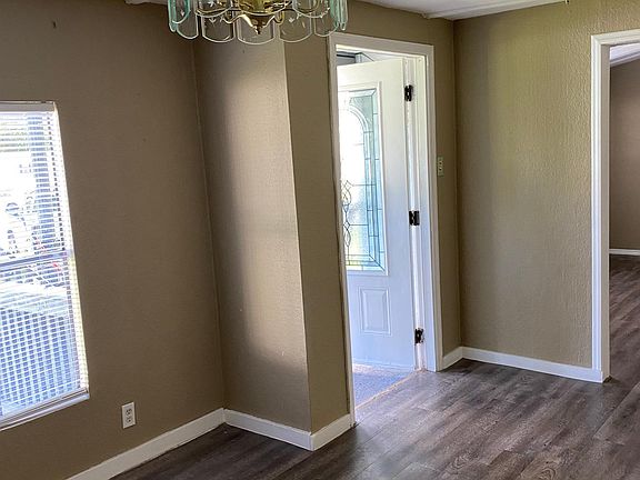 2nd image of 4752 Dunkeld Ave