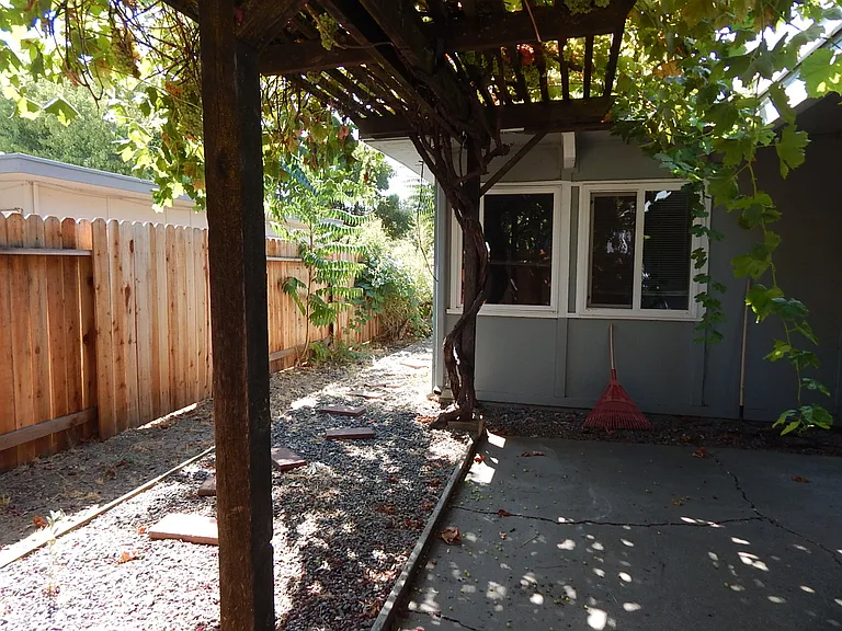 725 Adeline Pl — Photo 16