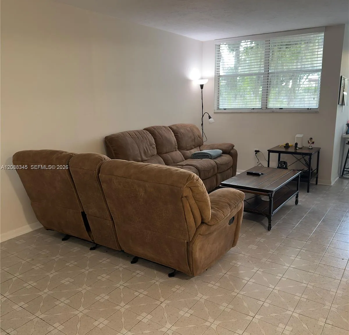 Versaille Gardens I Condo — Photo 2