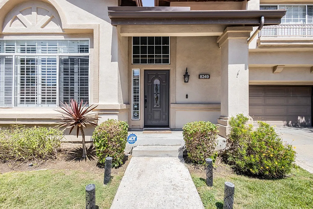 3 bed, 2.5 bath, 1905 sqft, $4,850 — Photo 2
