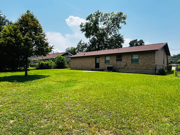 3760 Gatewood Dr — Photo 2