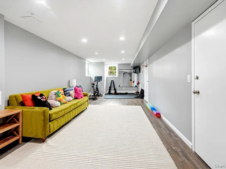 736 Pelhamdale Ave — Photo 15