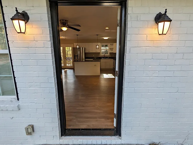 537 Eastside Dr NE — Photo 4