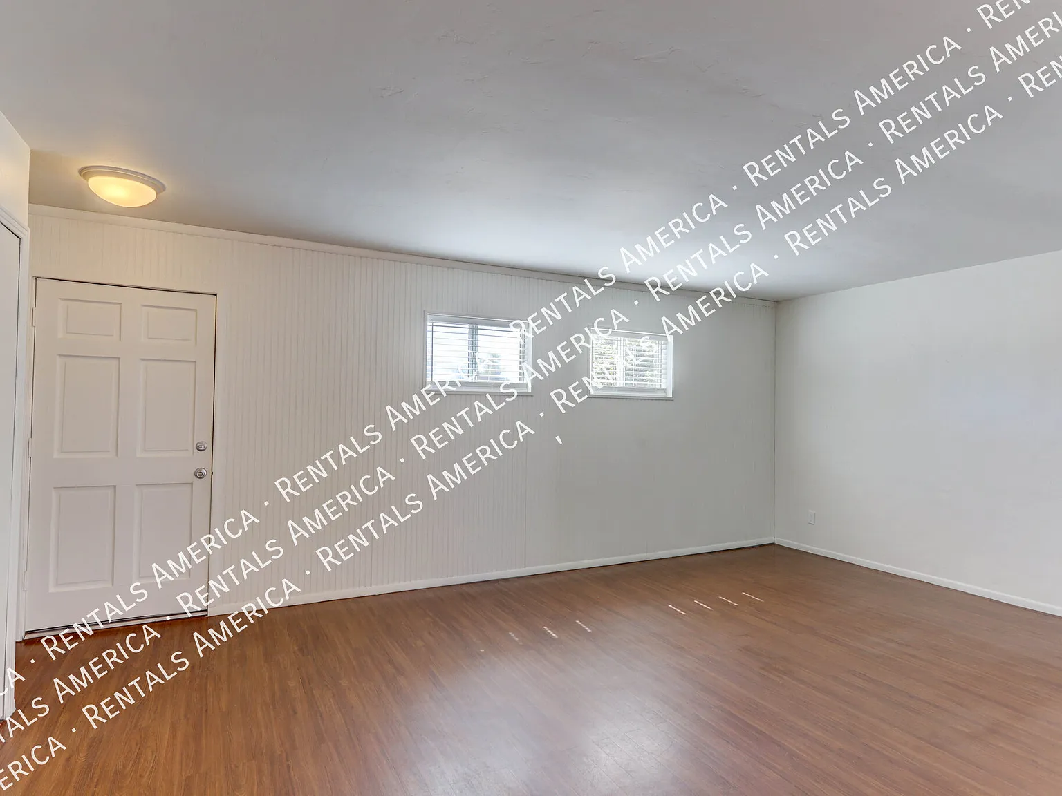 Charming 3 bedroom 2 bath Home with Modern Comforts — Photo 2