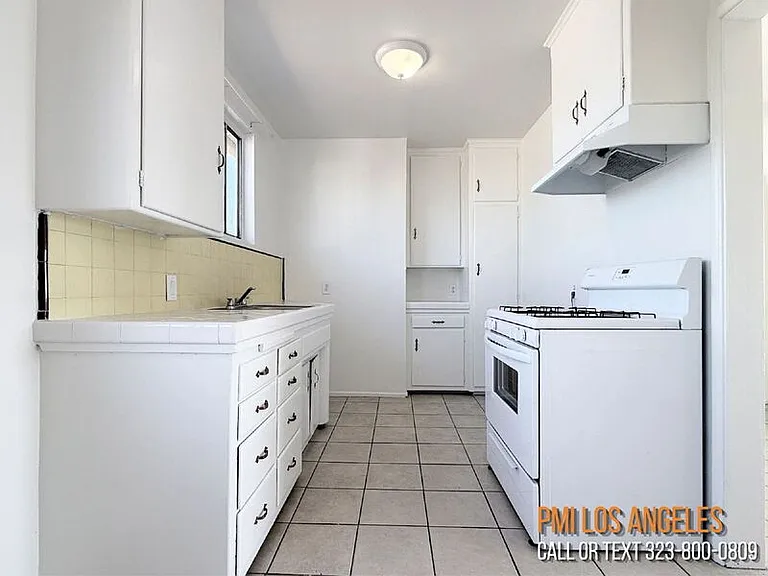 943 W 68th St — Photo 27