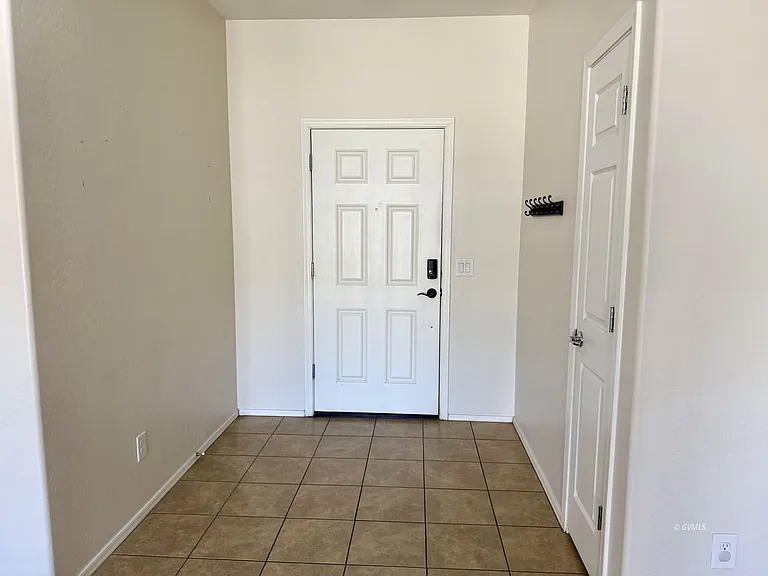 1721 N Eloisa Ln — Photo 4