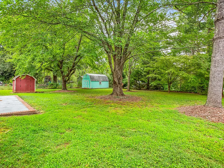 701 N Peace Haven Rd — Photo 40