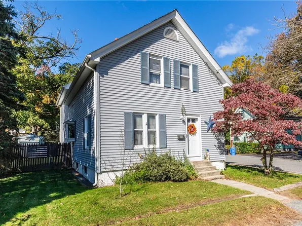 28 Almy St, Lincoln, RI 02865