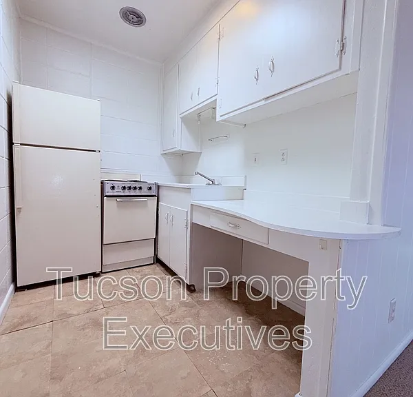 802 N Alvernon Way #C — Photo 1