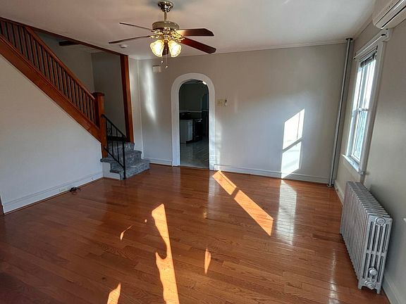 5th image of 830 Brook St