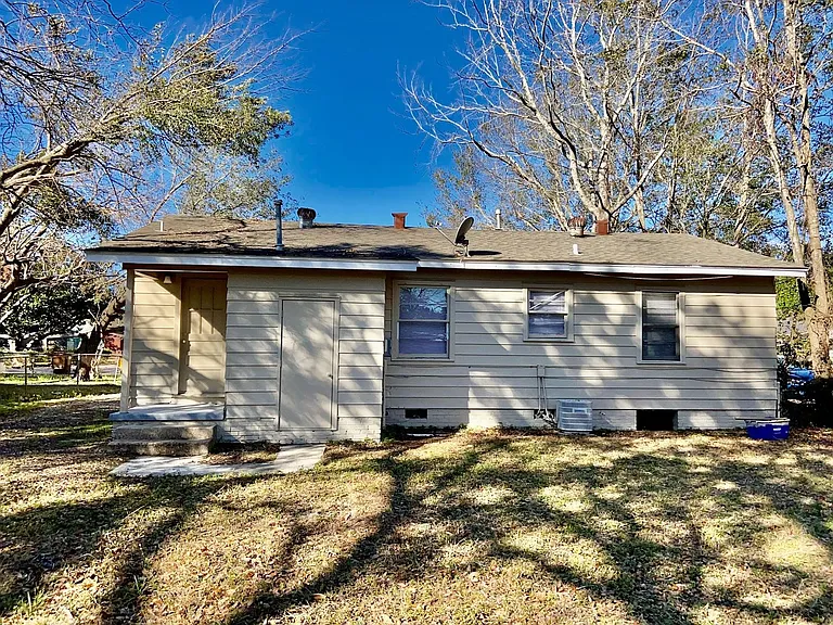 330 Belvedere Dr — Photo 4