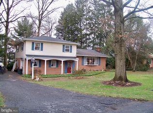 8 Meadowbrook Ln, Elizabethtown, PA