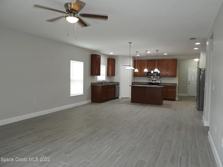 583 Hollow Glen Dr — Photo 2