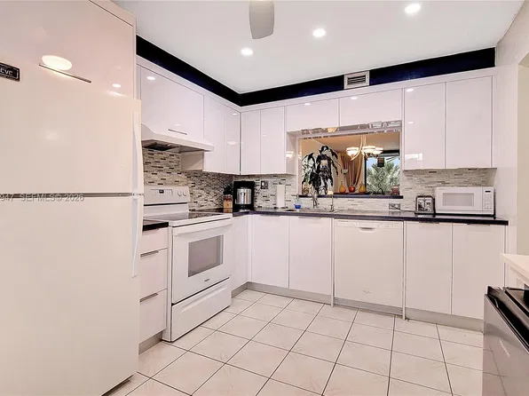 1100 Colony Point Cir APT 302, Pembroke Pines, FL 33026