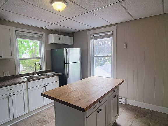 3rd image of 203 Woodbine St Floor 2