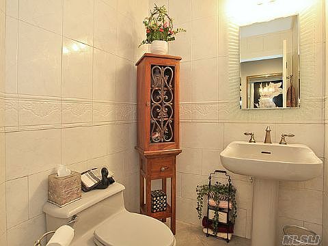 4th image of 16 Doral Ln