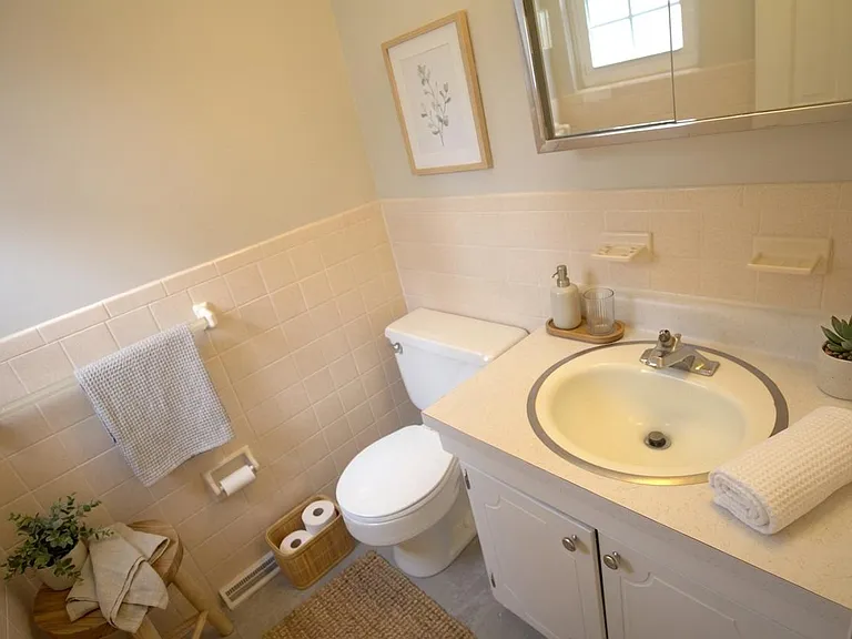 44 Abbott Rd — Photo 7